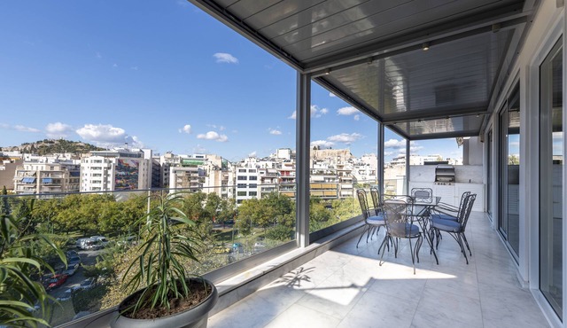 Phaedrus Living: City Center Luxury Flat N. Kosmos