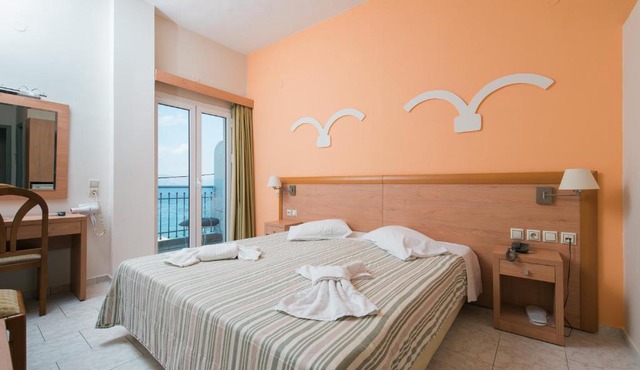 Plaz Hotel in Aigialeia