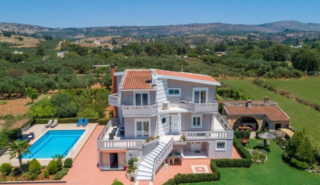 Private 4-Bedroom villa, large pool, amazing gardens, relaxing family vacations in Chania