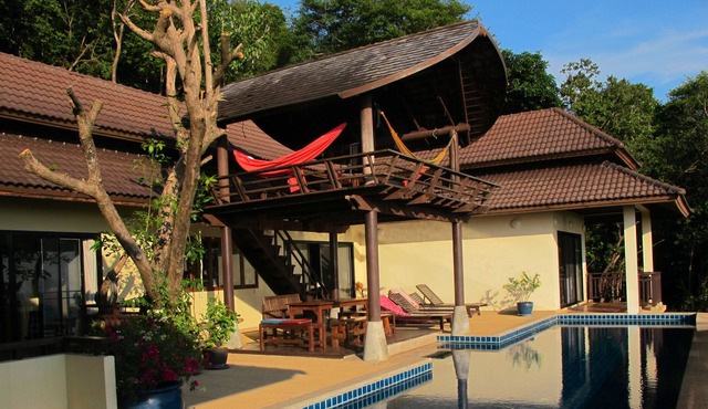 Private seaview villa with infinity pool, amazing sunsets, 6 mins walk to beach.