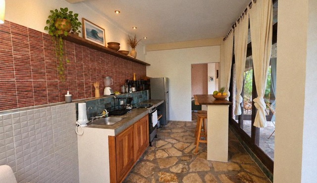 Quiet and comfy studio with jungle views in Playa Maderas