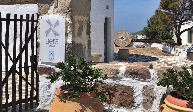R 3042 Villa Evita WITH Terrace, Wireless bluetooth speaker. in Trypiti