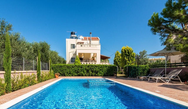 Relaxing Villa, Walking Distance to Almyrida Beach
