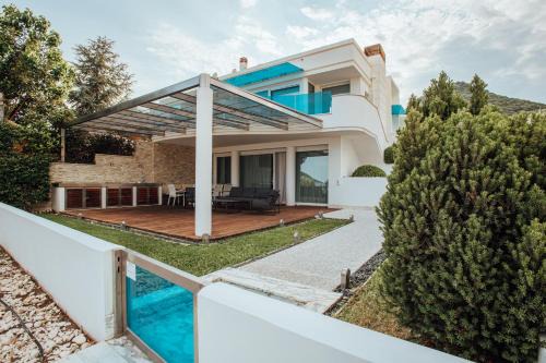 Sapphire Luxury Villa in Iraklitsa