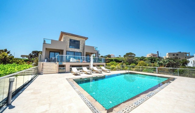 Sea front * 1 km to the beach * Ideal for family in Chorafakia