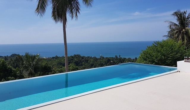 Sea view villa 4 rooms in the heart of the coconut grove and not overlooked.