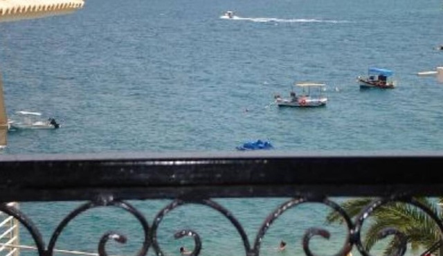 SEAFRONT APARTMENT, JUST 10 METERS FROM THE BEACH in Xiropigado