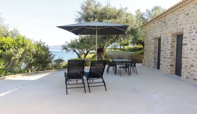Seafront Stone House · Spacious Sea View in Kotronas