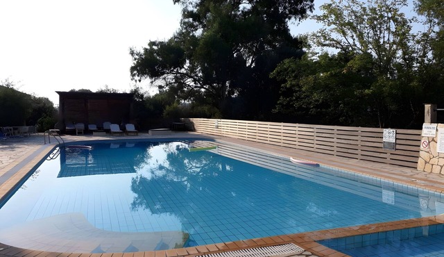 Simple & Comfortable 2‑Bedroom Apartment 11 – Pool & Starlink in Kontokali