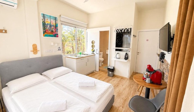 Smart Deluxe StudioN6 private Kitchenette Bathroom to Beach 200m Marina Port 900m in Limassol