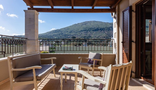 Sokaki Villa II, Pool with Spa Whirlpool Facilities, Walking distance to Taverna in Rethymno