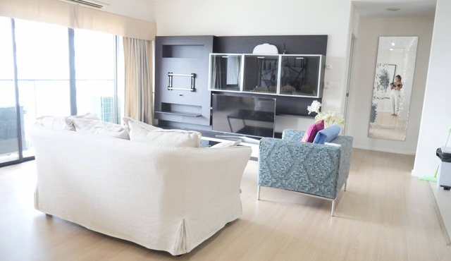 Spacious 3 beds 3 baths in heart of Bangkok near BTS Ploenchit & Central Embassy