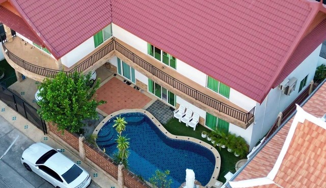 Spacious 5-bedroom house in terrific Muang Pattaya with AC and fitness room