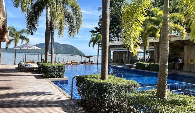 Studio apartment with spectacular ocean view and large balcony