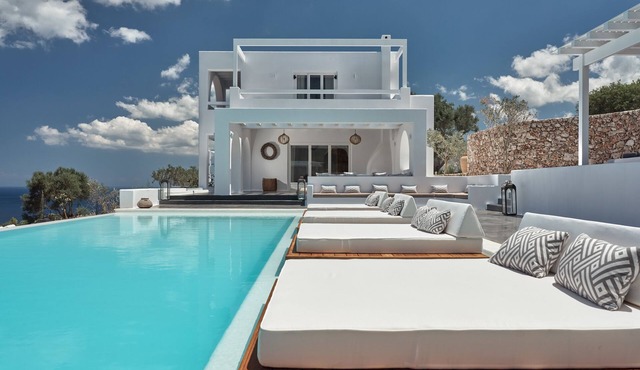 Stunning Villa-HEATED POOL,Jacuzzi.Walking distance to beach, shops & tavernas