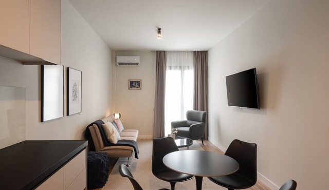 Stylish 2BR Apt | Rooftop w/Sauna & Hot Tub