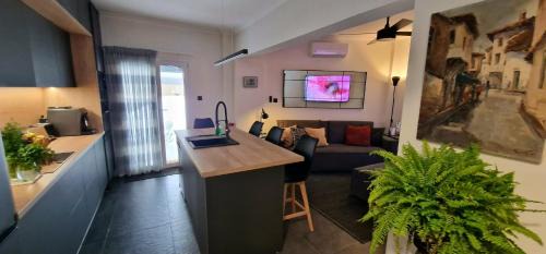 Stylish Olive Tree Garden Apartment in Ano Poli in Thessaloniki