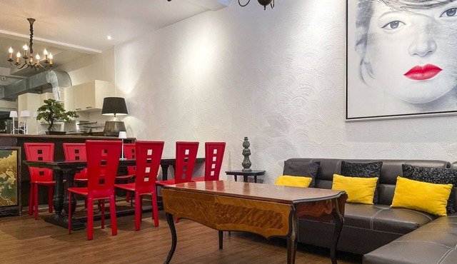Stylish Townhouse in Nimman Area. Full Kitchen. Quiet Street.