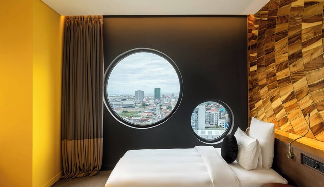 SUN & MOON, Riverside Hotel in Phnom Penh