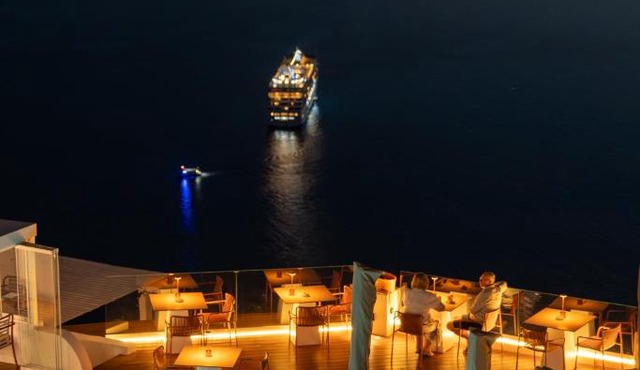 Sun Rocks Boutique Hotel - Caldera View Suites & Sunset Dining Experience in Santorini