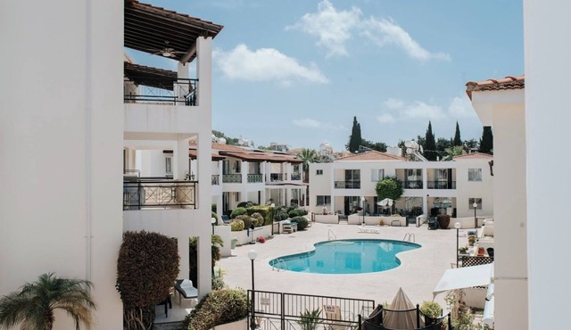 Sunny 2BR apartment with pool in quiet residential complex. in Paphos