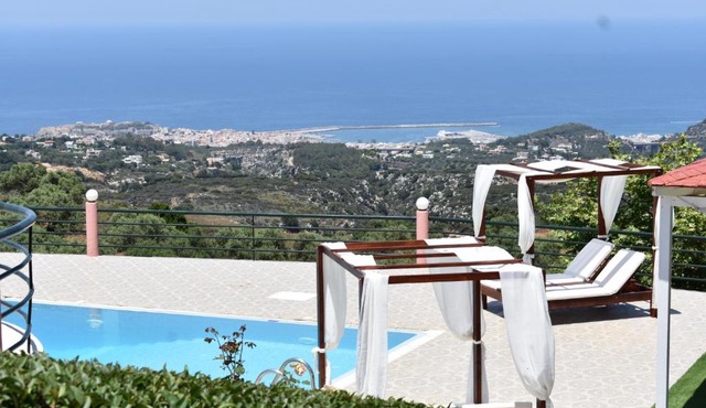 Superb villa,with amazing seaviews & huge pool! in Somatás