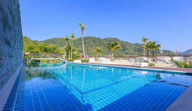 Superior Jacuzzi suite ocean front in Patong (B)