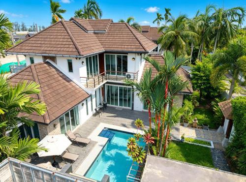 Surin 4 Bedrooms Balinese Style Holiday Villa Private Pool Private and Quiet 8-Minute Walk to the Beach New Home Special Offer