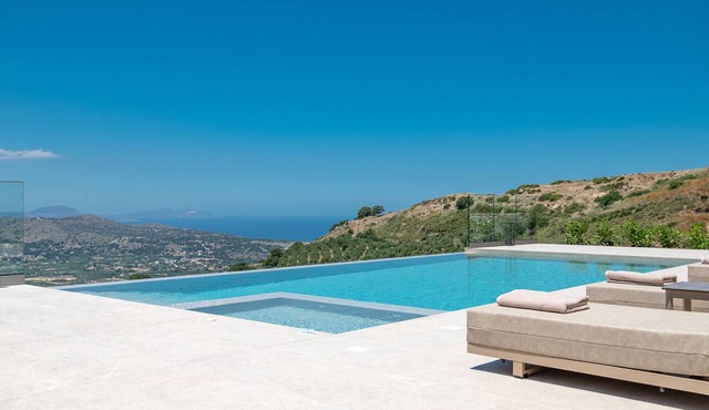 Thaloria Villa, Luxury Retreat with Pool near Rethymno