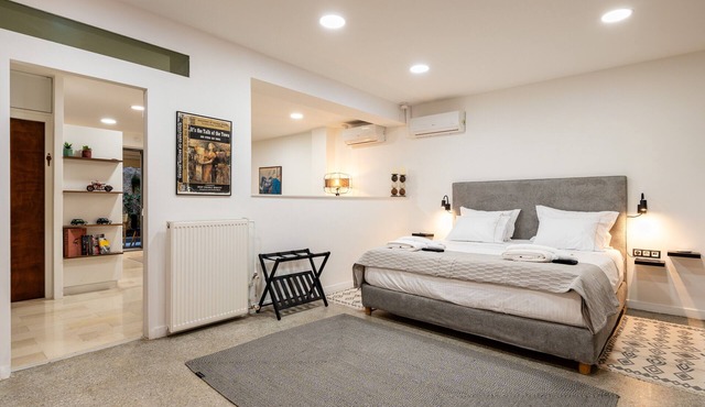 The Apex Boutique Studio with Private Terrace, Wi-Fi, and Air Conditioning
