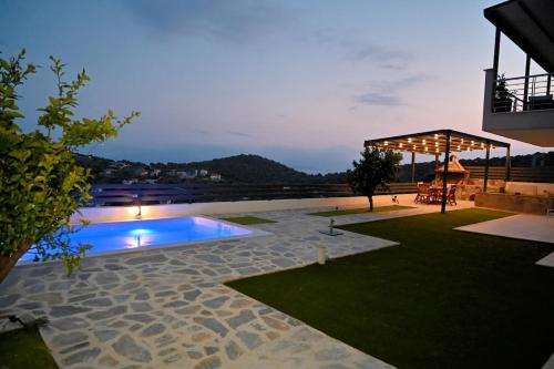 Thea Hill in Kritharia