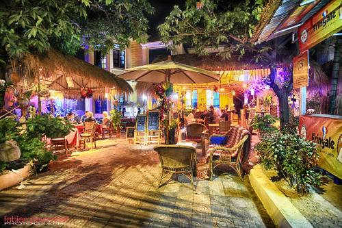 Tiki garden