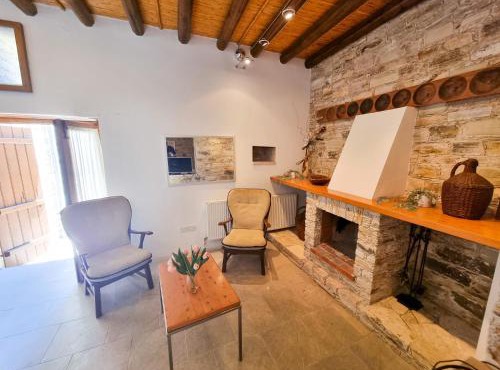 Traditional Village Pool Paradise Family Apartment in Skarinou