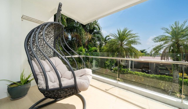 Tropical Poo View 1 BR Apt Babylon M206