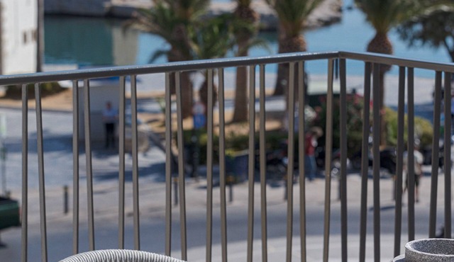 V77 Seafront Lydia Suite Modernly furnished family suite with sea view in Rethymno