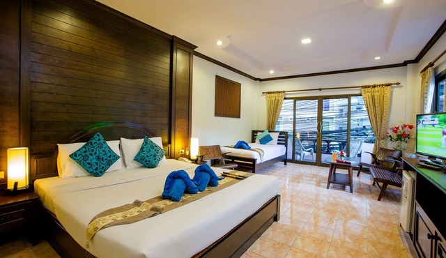 Veerakit Triple Room, Shared Pool