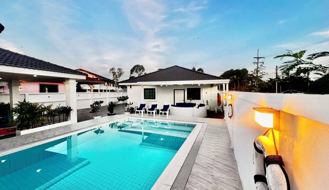 Villa à Pattaya: 3 Chambres, Piscine, Grand Terrain, Proche mer Sans Vis-à-vis