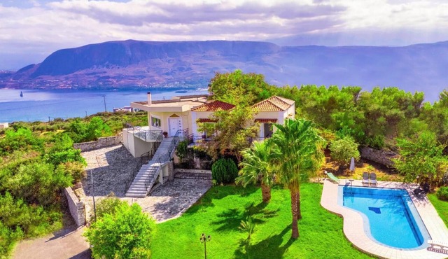 Villa Afroditi near CHQ with Summer Pool, Wi Fi, Souda Bay Views, Garden Oasis