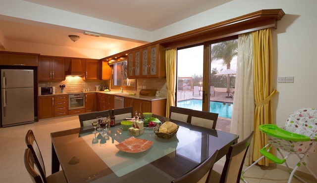 Villa Anna Marina - a Private villa that sleeps 8 guests in 4 bedrooms in Paphos