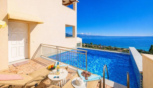 Villa Aurora - Three Bedroom Villa, Sleeps 6 in Mparmpati