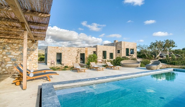 Villa Bella with 4 br and private pool close to Aliki village and to the beach in Paros