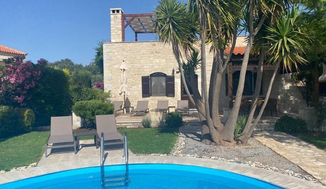 Villa Lia-Clara, Villa mit privatem Pool in Prinés