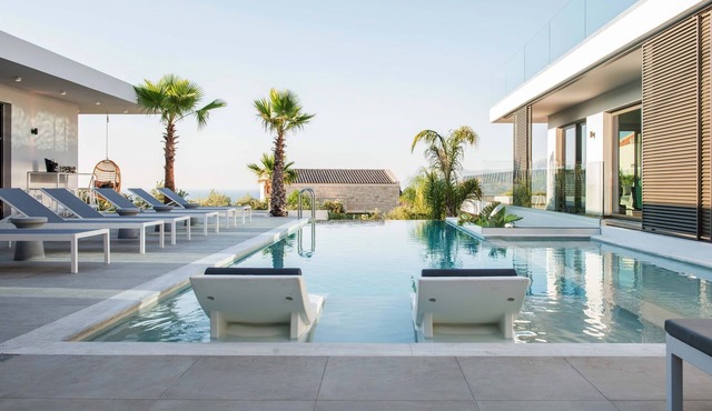 Villa Lydia ,two pools, indoor heated pool , sea view in Κίσσαμος