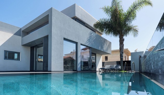 Villa Musafir with a private pool and jacuzzi in Kokkini Hani