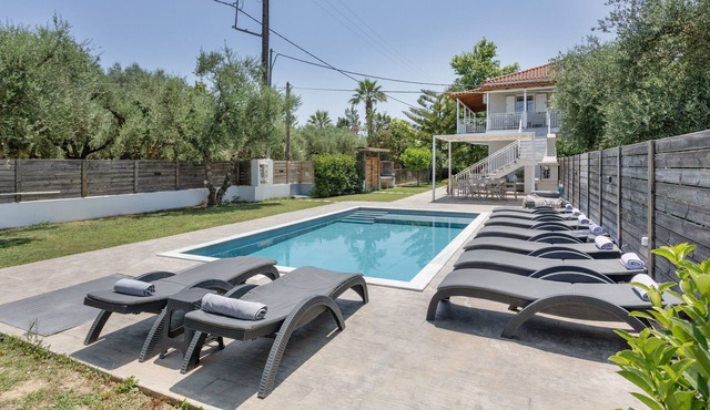 Villa 'Ruvelis' with Mountain View, Wi-Fi and Air Conditioning in Artemisia