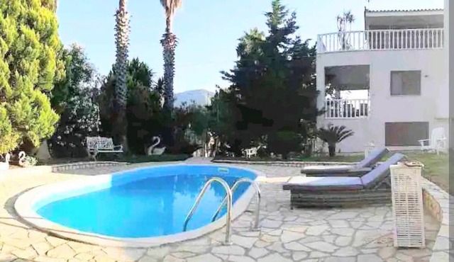 Villa w Studio, Pool, Garden, Sleeps 12 to 15 in Rákhai