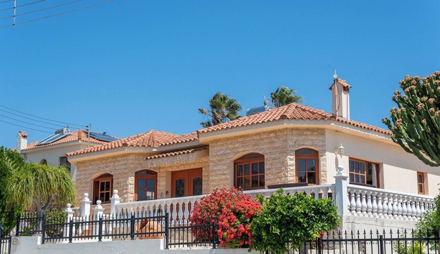 Village Charm and Coastal Calm: Spacious Villa with Private Pool & Nearby Beach in Pissouri