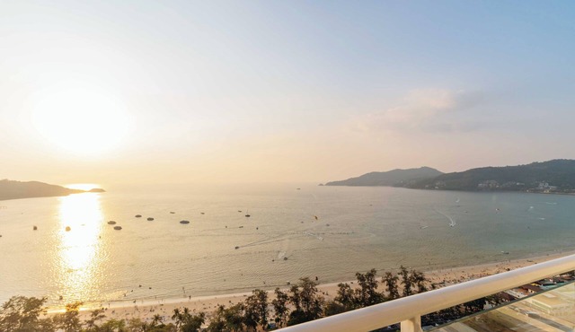Walk Patong Biggest Building C274