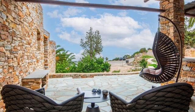 White & Black Suites – Suite Three in Platys Gialos