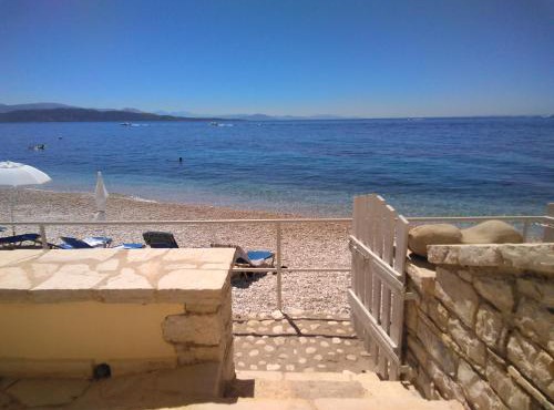 Yellow House Lower,Beachfront, Nissaki, Kaminaki beach in Corfu